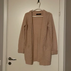 Rosa kofta - Säljer en rosa kofta från vero moda. I storlek s men känns mer som xs. I gott skick.