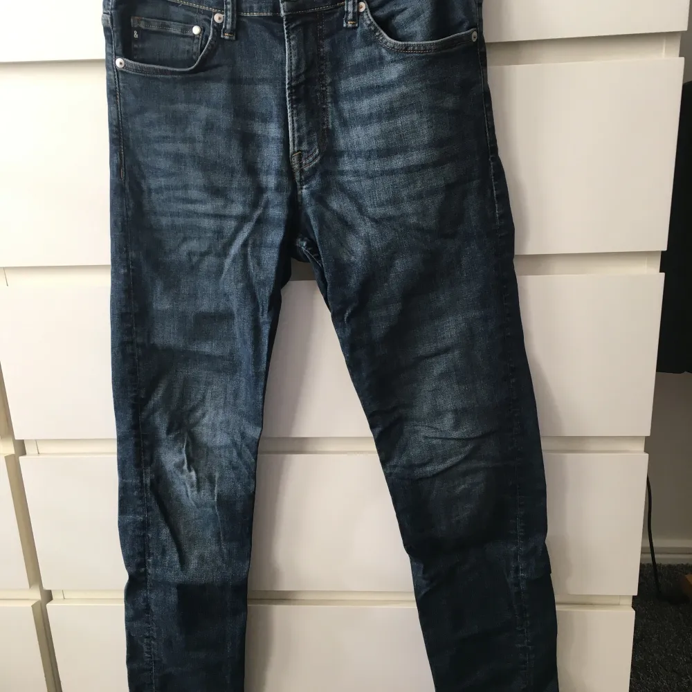 Säljer ett par snygga blå slim jeans från H&M. De är i fint skick. Tillverkade i 90% bomull och 2% elastan.. Jeans & Byxor.