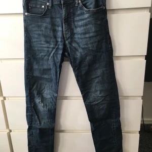 Blå slim jeans från H&M - Säljer ett par snygga blå slim jeans från H&M. De är i fint skick. Tillverkade i 90% bomull och 2% elastan.