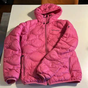Peak Performance W helium jacket  - Jättefin jacka som är lite använd, inga fläckar eller märken. Säljes för att den är för liten. 