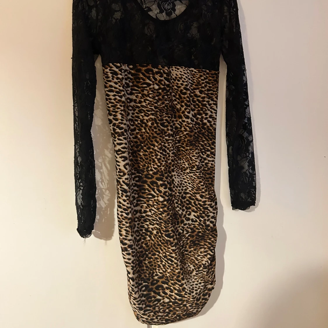 Leopardmönstrad klänning med spetsdetaljer - 90