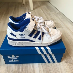 Adidas forum low sneakers  - Ett par skit snygga adidas forum low sneakers (blå och vita). Storlek 37 1/3 men skulle rekommendera att ta en större storlek. Har använda få gånger. Priset går självklart att diskutera. 💙