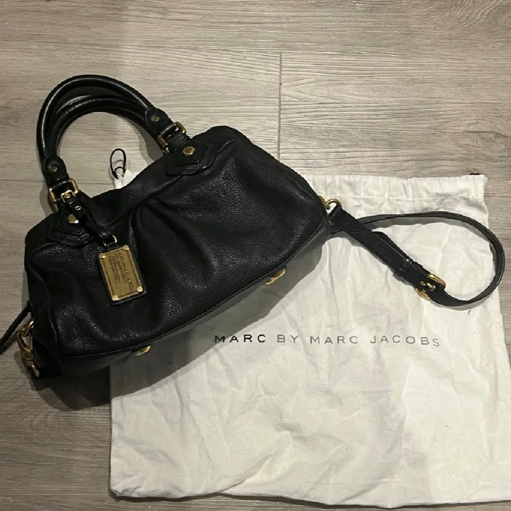 Säljer/byter min Malene Birger väska! Skulle kunna tänka mig att byta mot en Marc Jacobs väska som på Anders bilden, spelar ingen roll vilken färg men helst den modellen💕 Skulle kunna tänka mig att sälja också men då för ett bra pris. Helt okej skick, skriv för fler bilder! Köptes för ca 3000kr❤️. Laukut & Käsilaukut.