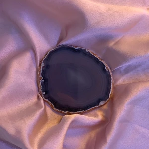 Svart agat stenplatta - Säljer en elegant svart agat stenplatta med naturliga mönster. Perfekt som dekoration eller underlägg för smycken. Den har en polerad yta som ger en fin glans och framhäver de unika mönstren. Passar perfekt i alla rum.