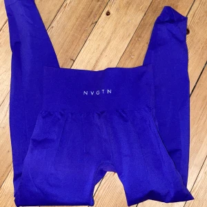 NVGTN TIGHTS - Lila tights från Navigation. Supermjuka och sköna. 