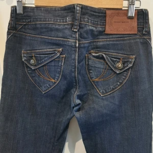 Tally weijl vintage bootcut low waist jeans - Vad: Tally weijl y2k 2000s bootcut low rise low waist jeans. Omsydda till bootcut. Supersnygga med detaljer och vintage stil.  Storlek: 36 Material: cotton/elastan  Mått: midja 37 cm cm, hela byxans längd 102 cm, beninnerlängd 80 cm, Grenhöjd 17,5 cm