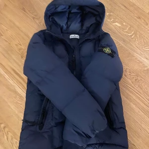  Ston Island  - En riktig fett och varm Ston Island jacka till vintern den är i bra skick men har fortfarande några märken