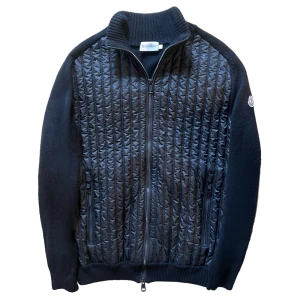 Moncler Down Cardigan - - Svart - Storlek: Large - Fint skick (9/10) - Nypris: 10.000 SEK