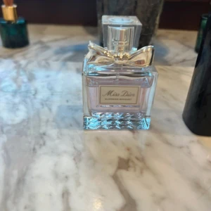 Miss dior parfym  - Hej jag säljer min parfym som jag har använts bara lite som man kan ser på bilden Nytt pris 1120kr