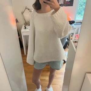 Supermysig stickad tröja - Jäääätteskön oversize stickad tröja från bikbok. Säljs inte längre. Priset kan diskuteras då jag vill bli av med den!