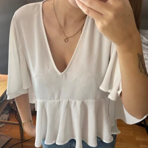 Vit, flowy blus - Köpt second hand men från Gina Tricot utan några defekter eller tecken på användning. Storlek M!