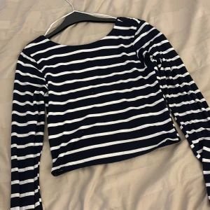 Randig tröja, Urringad rygg  - Fint skick. Passar S