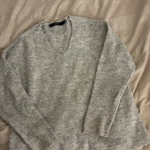 Oversized stickad  - Grå, i fint skick 