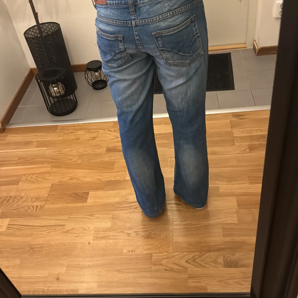 Säljer för att dem är för stora på mig! Bra skick bara någon fläck där bak men ser knappast. Köpt från en annan ägare, pris kan diskuteras . Jeans & Byxor.