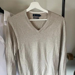 Riley tröja - Säljer min Riley,prima cotton tröja i storlek M då den är för liten, passar perfekt till skjorta! Tröjan är fel fri!