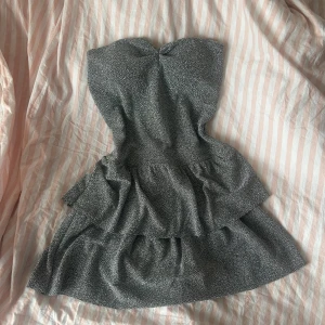 festklänning 🌟 - silvrig festklänning perfekt till exempelvis nyår! <3