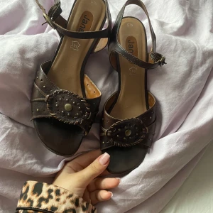 Klackar  - Säljer dessa super snygga klackar i färgen brun i strl 38/39 köpta för 699💕