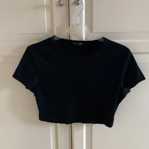 Croppad T-shirt från Stein - Säljer denna snygga croptoppen från Shein. I fint skick. Storlek M. Ribbad. 