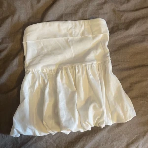 Tub topp med volanger  - Super söt topp ifrån Gina som endast är använd vid ett tillfälle, är i storlek M men passar mej som vanligtvis har xs/s