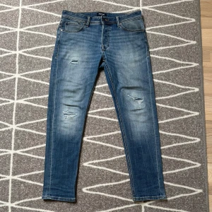 J&J jeans - Jack&jones jeans i modellen taperd mike.  Storlek 31/32.   Hör av dig vid fler bilder eller intresse. 