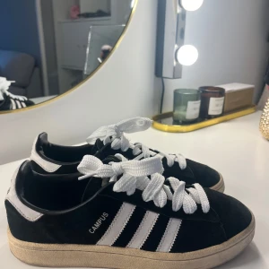 Adidas Campus  - Svarta adidas campus. Bra skick men  Sulan är lite smutsig men går säkert att rengöra. Storlek 39.5💗