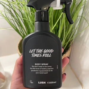 Let The Good Times Roll Body Spray från Lush - Säljer en 200 ml flaska av Lush's 'Let The Good Times Roll' body spray. Den har en söt och smörig popcorn-doft som verkligen sticker ut. Köptes i september och använt kanske 2-3 gånger så mycket kvar. 