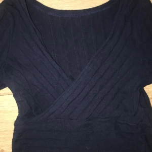 Ribbad tröja - En mörkblå ribbad tröja som är v-ringad. Jättefin till vardagen eller när man vill vara extra fin. Den är elastisk runt midjan och har en bra passform. Nästan helt oanvänd. Bra material.Pris kan diskuteras!