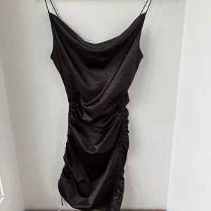 Klänning  - Svart stilren klänning man kan välja längd på själv! Perfket till fester och annat 