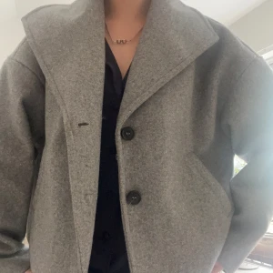 Skitfin grå kort kappa - Skitfin grå kort kappa från Noisy May i storlek xs. Passar även s. Litet hål i ena fickan, annars i nyskick. Använd få gånger. Perfekt till hösten/våren. Nypris: 600. Hör av dig vid frågor eller om du vill ha fler/bättre bilder! 💕