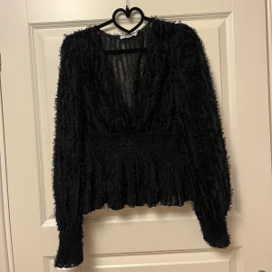 Svart blus - Superfin svart blus från Nakd i storlek 38. Bra skick🤍