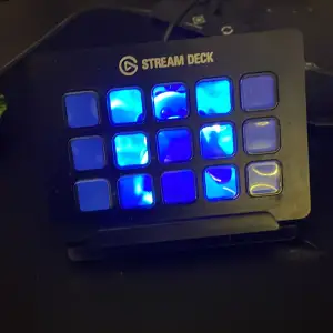 Jag säljer min streamdeck den var lite dammig men jag skickar bild innan köpet och tvättar den noggrant den är riktigt bra och riktigt smidigt för dom som vill ha gameandet lite smidigare nu pris kostar den 1600 