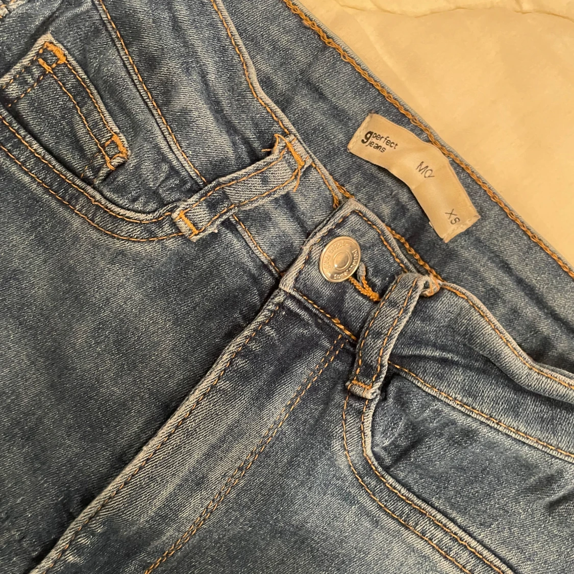 Blåa skinnys från Gina Tricot  - 91