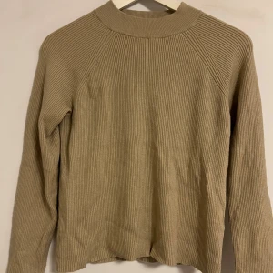 Tröja - Brun beige långärmad tröja från bik bok, skönt mysigt material, fin stickad, bra skick använd ett fåtal gånger. Köparen står för frakt.