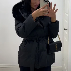 Svart instagram jacka  - Svart instagram äkta päls jacka. Tiktok och instagram trend. Passar allt från xs-m Päls jacka med bälte / skärp passar perfekt som vinter jacka eller höst/ vår jacka. Instagram jacka äkta päls fluffig päls Femenina of Sweden jacka  