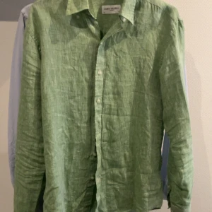 John henric skjorta - Detta är en linneskjorta från John henric som är i väldigt bra skick. Passar dig som är ungefär 182.