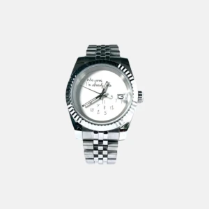 Who Cares I’m Already Late - Seiko Mod  - Klockan är i nyskick, precis modifierad och byggd av oss. Utrustad med ett automatiskt urverk från Seiko NH35. Klocklåda samt verktyg för att ta bort länkar medföljer.  Vid frakt, packar vi klockan säkert. Hör av er vid fler frågor/bilder!