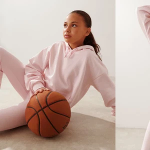 Ljusrosa hoodie från gina - Säljer en supermjuk och bekväm ljusrosa hoodie. Perfekt för chill dagar eller när du vill vara extra mysig. Den har en klassisk känguruficka och en justerbar huva. Passar perfekt till både jeans och mjukisbyxor. Ett måste i garderoben för alla hoodie-älskare! 💖