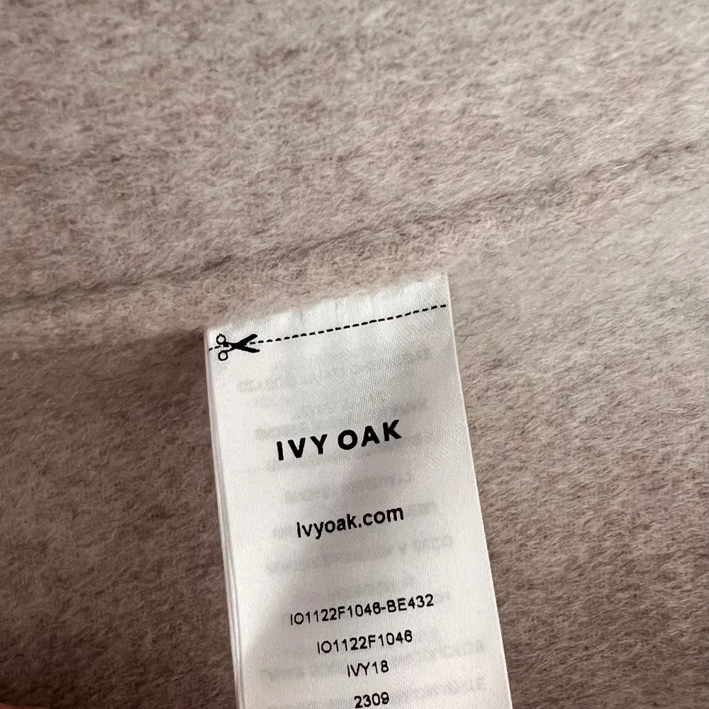 Jättefin kappa i 100% ull från Ivy Oak, använd 2 gånger och inga tecken på användning, som ny. Storlek 36/38 och passar en vanlig S till M ☺️✨  Nypris: 6 450kr (https://ivyoak.com/en-se/products/io111046-be399). Jackor.