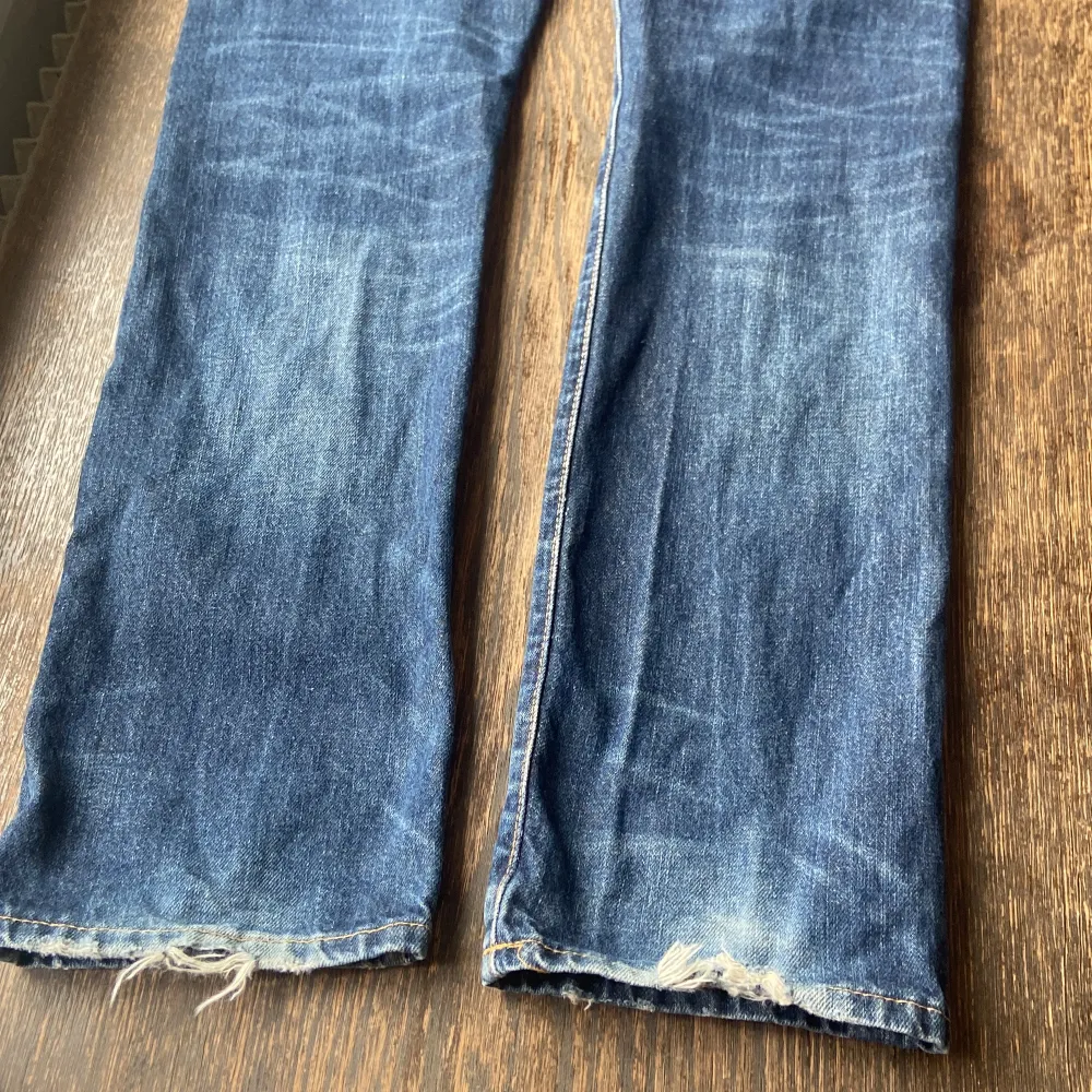 Size 30/32, marinblå. Lite vintage känsla, slitningar längst ner. Har använt dem ett antal gånger men nu passar de inte mig längre. Slim/straight fit. Lite små fickor. . Jeans & Byxor.