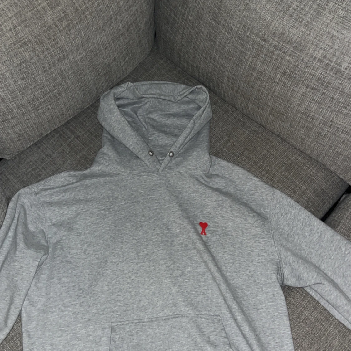 Grå hoodie med röd detalj