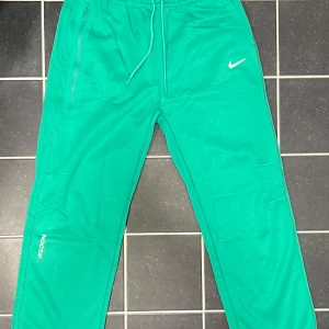 Gröna Nocta Nike byxor - Nyskick