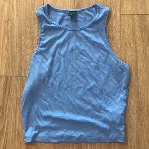 Blå ribbad linnetopp från Shein - Säljer en snygg blå ribbad linnetopp från Shein i storlek S. Perfekt för sommardagar eller som ett lager under en jacka. Toppen är ärmlös och har en enkel, stilren design. Passar både till vardags och festliga tillfällen. 🦋Toppen har 2 små gula fläckar på framsidan!