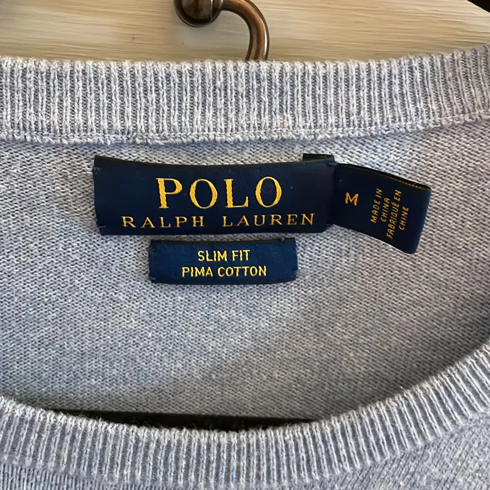 Säljer min Ralph Lauren tröja pga att den är för liten för mig. Tröjan är i ok skicka då kragen är lite utdragen. . Tröjor & Koftor.