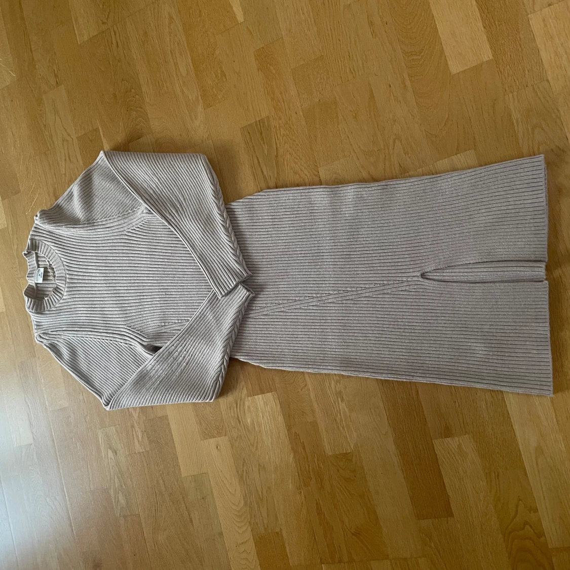 Beige stickadklänning