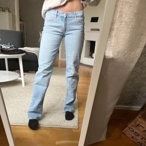 Abrand jeans tall - Säljer dessa superfina lågmidjade jeans från Abrand i mycket bra skick! Modellen är i tall och sitter perfekt på mig som är 175. Köpta för 1000kr men säljer för 480kr😊