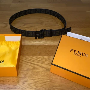 Fendi Bälte - Ett riktigt fint Fendi bälte som passar till allt! Skick 8/10. Orginalförpackning följer med. Bra egna gjorda hål vid 105 och 110 cm! Det är bara att skriva vid funderingar eller liknande! 