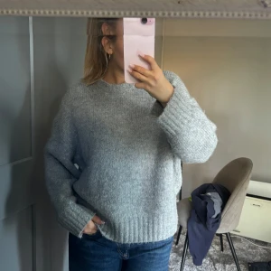 Stickad tröja  - Grå stickad tröja ifrån zara  Storlek M