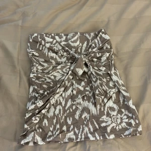 Beige kjol  - Passar även som bandue topp. Aldrig använd 