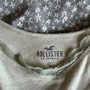 Croppat linne från Holister storlek L - Croppat linne i storlek L från Holister! Användt ett få tal gånger och känner att den inte passar min stil längre. Toppen är väldigt Croppad men super fin! Justerbara axelband så även fast man inte är en storlek L kan man använda den.