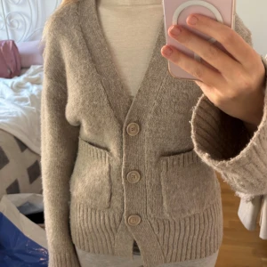 Stickad kofta Gina tricot - En jätte skön kofta från Gina perfekt för hösten! Skriv om frågor! 